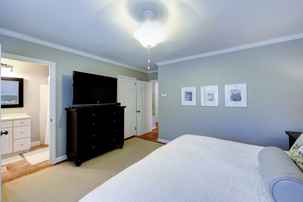 Aménagement d'une chambre classique de taille moyenne avec un mur gris, aucune cheminée et un sol beige.