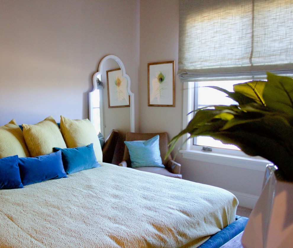 Пример оригинального дизайна: гостевая спальня среднего размера, (комната для гостей) в стиле неоклассика (современная классика) с серыми стенами, ковровым покрытием и бежевым полом