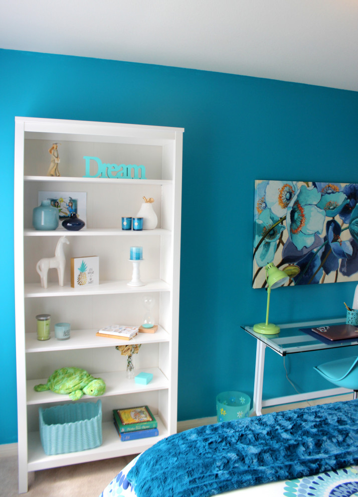 Aménagement d'une petite chambre avec moquette contemporaine avec un mur bleu et un sol blanc.