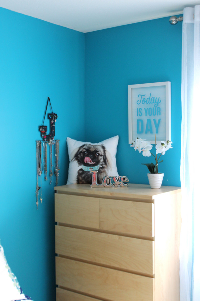 Modelo de dormitorio actual pequeño con paredes azules, moqueta y suelo blanco