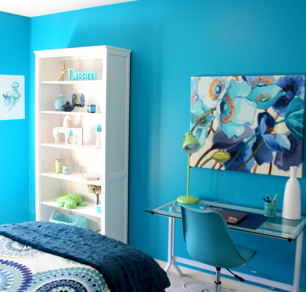 Idee per una piccola camera da letto design con pareti blu, moquette e pavimento bianco