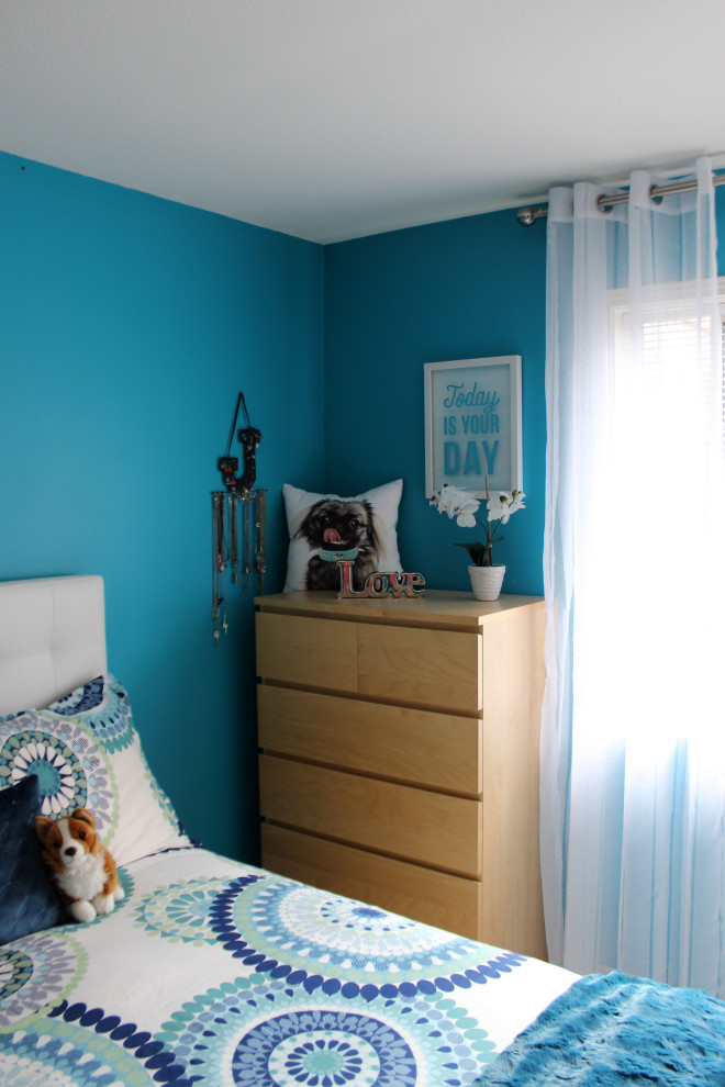 バンクーバーにある小さなコンテンポラリースタイルのおしゃれな寝室 (青い壁、カーペット敷き、白い床) のインテリア