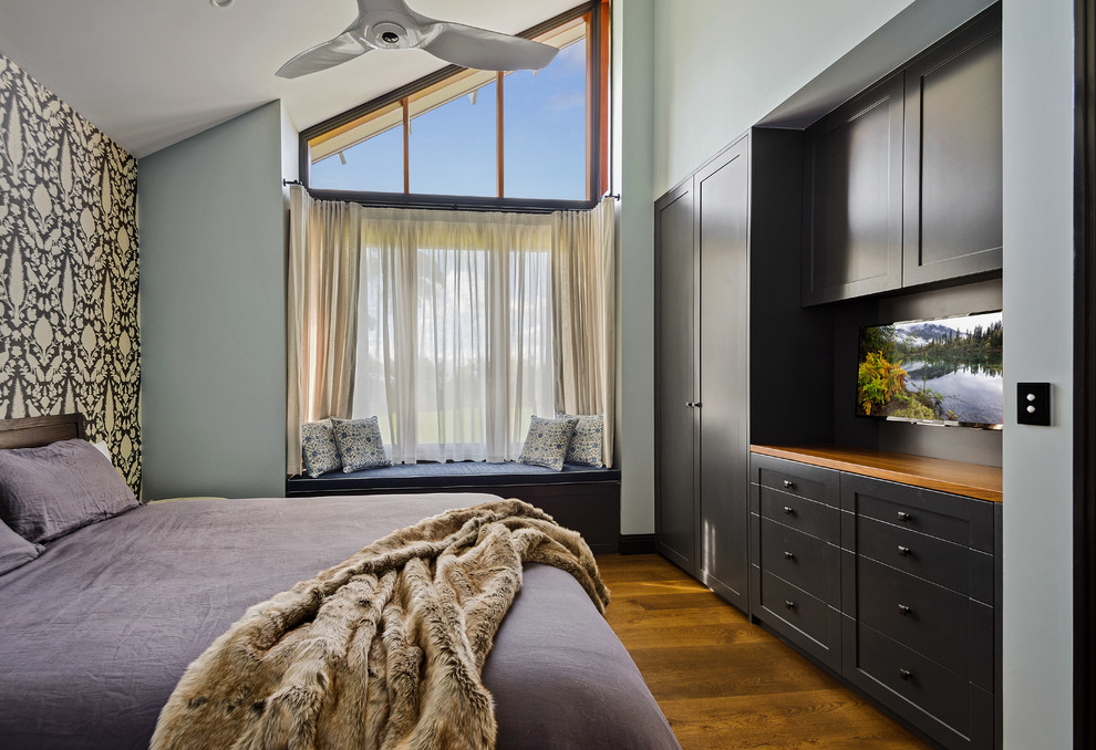 Пример оригинального дизайна: спальня в стиле неоклассика (современная классика) с синими стенами и темным паркетным полом без камина