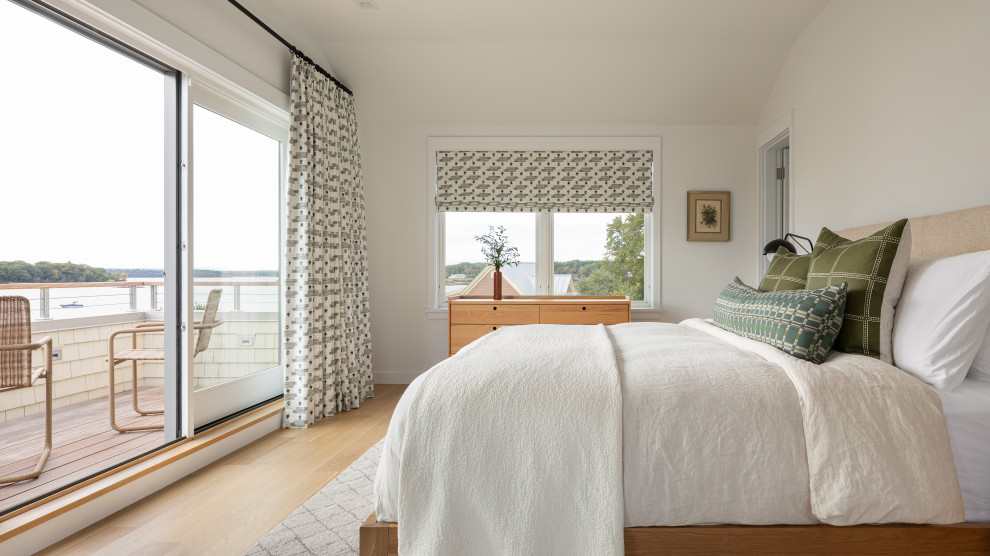 Пример оригинального дизайна: спальня в морском стиле с белыми стенами, паркетным полом среднего тона, коричневым полом и сводчатым потолком