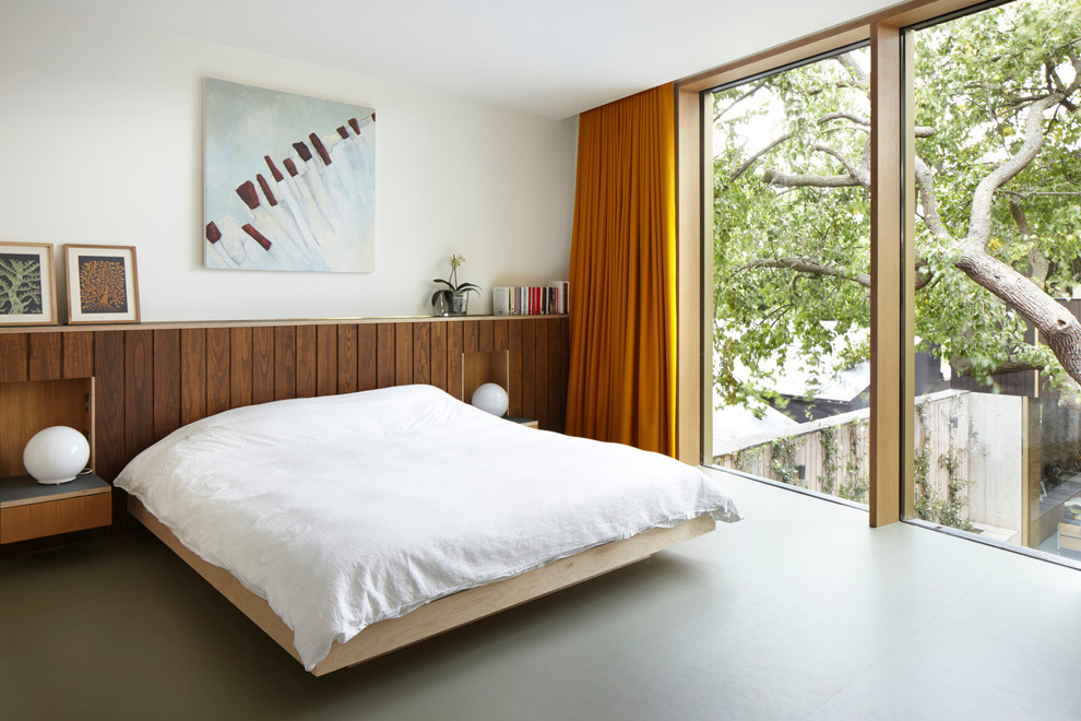 Свежая идея для дизайна: хозяйская спальня среднего размера в современном стиле с белыми стенами и полом из линолеума без камина - отличное фото интерьера