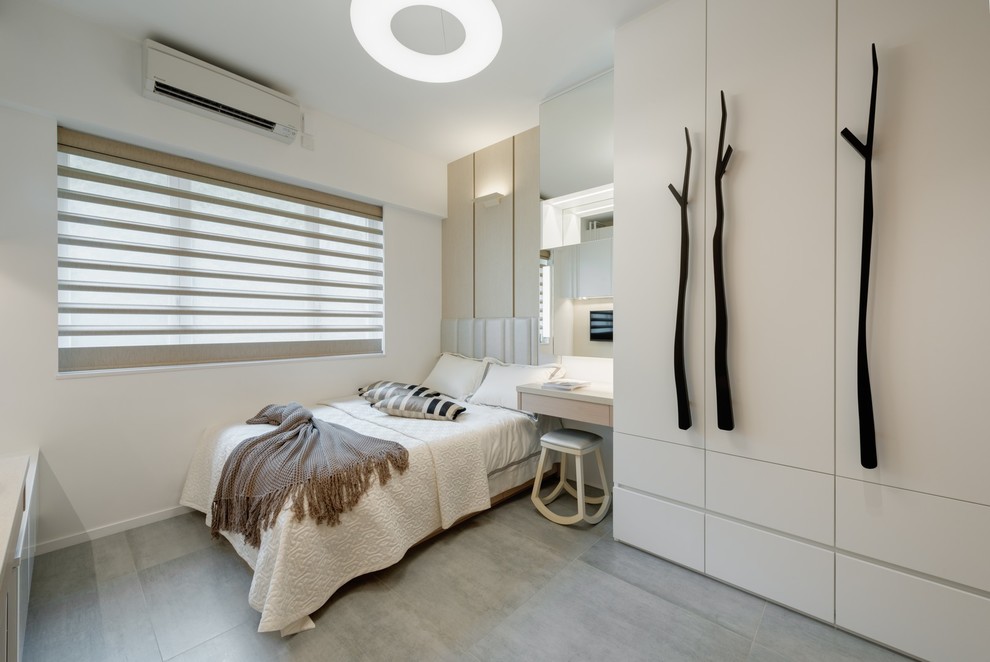 Cette image montre une chambre d'amis design avec un mur beige et un sol gris.