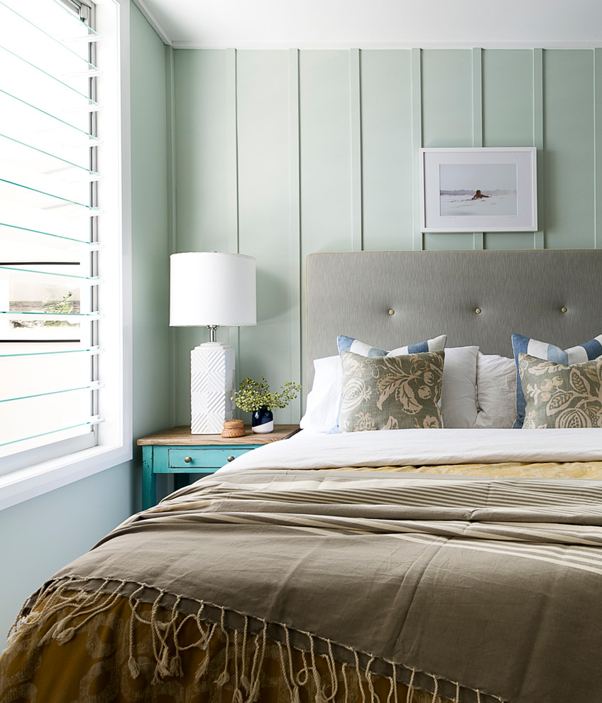 Immagine di una camera da letto costiera con pareti verdi