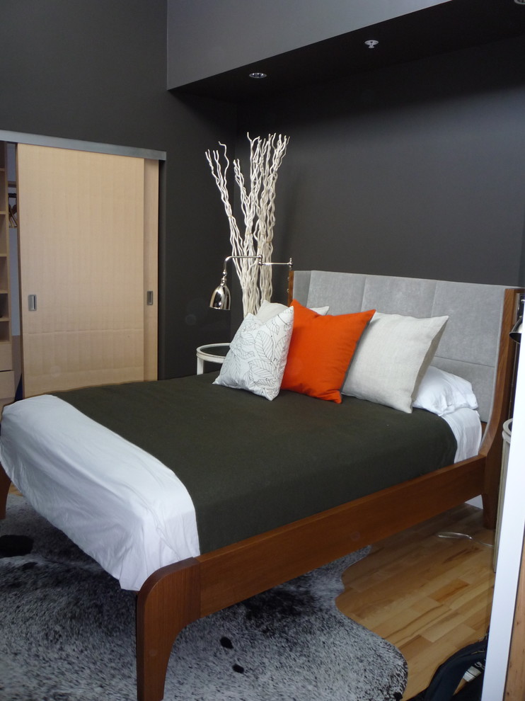 Свежая идея для дизайна: маленькая спальня в современном стиле с серыми стенами и паркетным полом среднего тона для на участке и в саду - отличное фото интерьера
