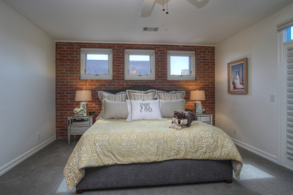 Свежая идея для дизайна: хозяйская спальня среднего размера в стиле лофт с белыми стенами, ковровым покрытием и серым полом без камина - отличное фото интерьера