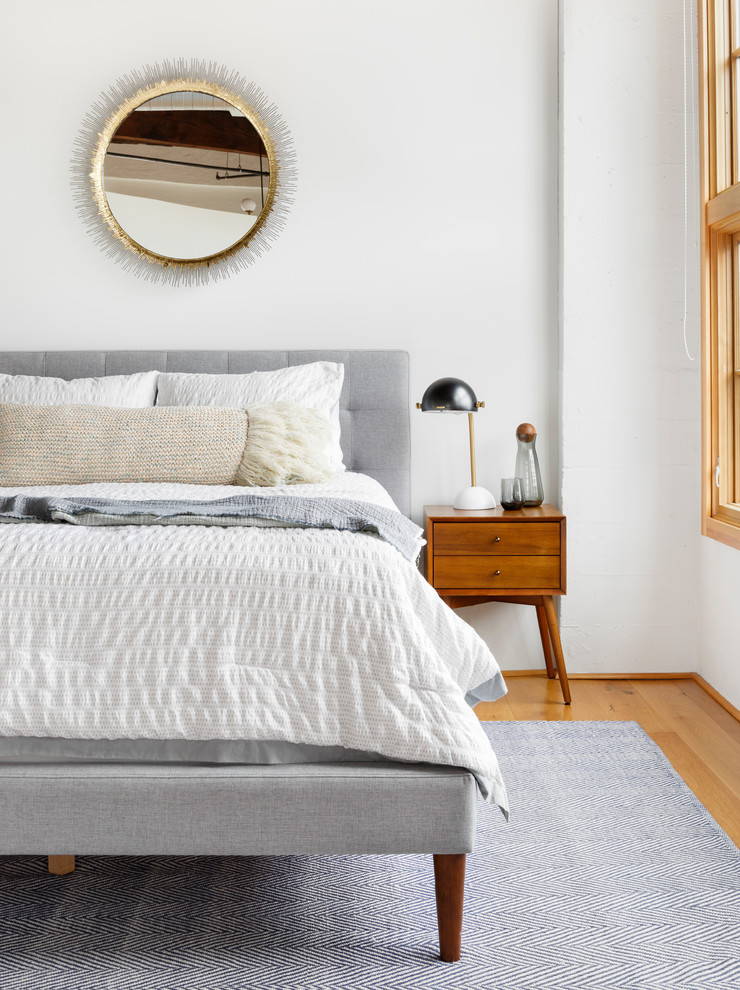 Mittelgroßes Modernes Hauptschlafzimmer mit weißer Wandfarbe, braunem Holzboden und braunem Boden in Portland