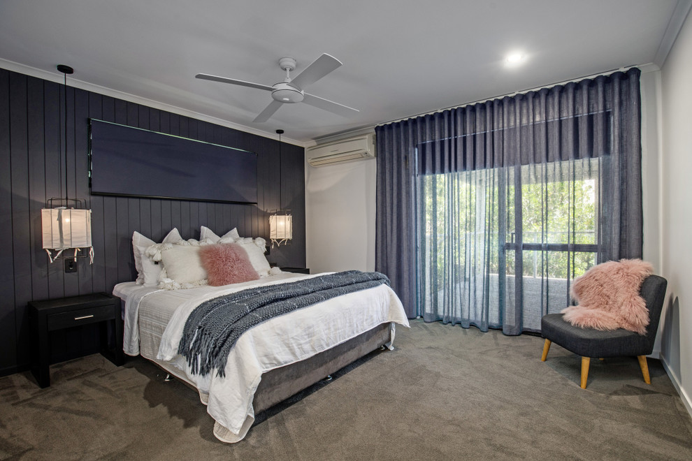 Foto de dormitorio principal costero de tamaño medio con paredes blancas, moqueta y suelo gris