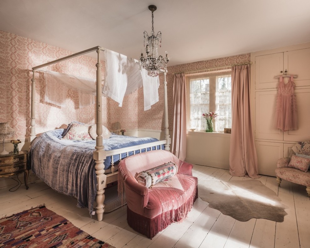 Foto de dormitorio romántico con paredes rosas, suelo de madera pintada y suelo blanco