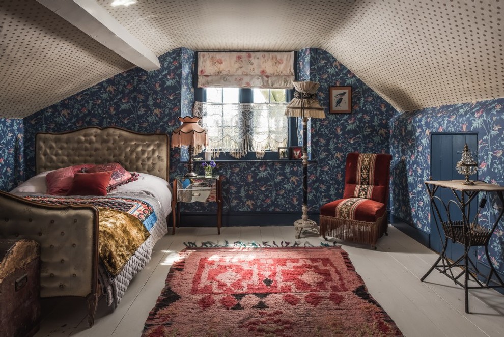 Mittelgroßes Klassisches Schlafzimmer mit gebeiztem Holzboden, weißem Boden und blauer Wandfarbe in Sonstige