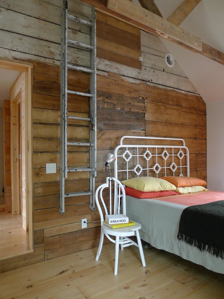 Ejemplo de habitación de invitados campestre de tamaño medio sin chimenea con paredes blancas y suelo de madera clara