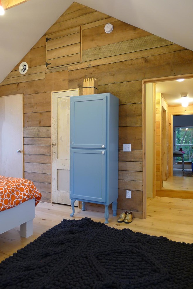 Mittelgroßes Landhaus Hauptschlafzimmer ohne Kamin mit weißer Wandfarbe und hellem Holzboden in Portland Maine
