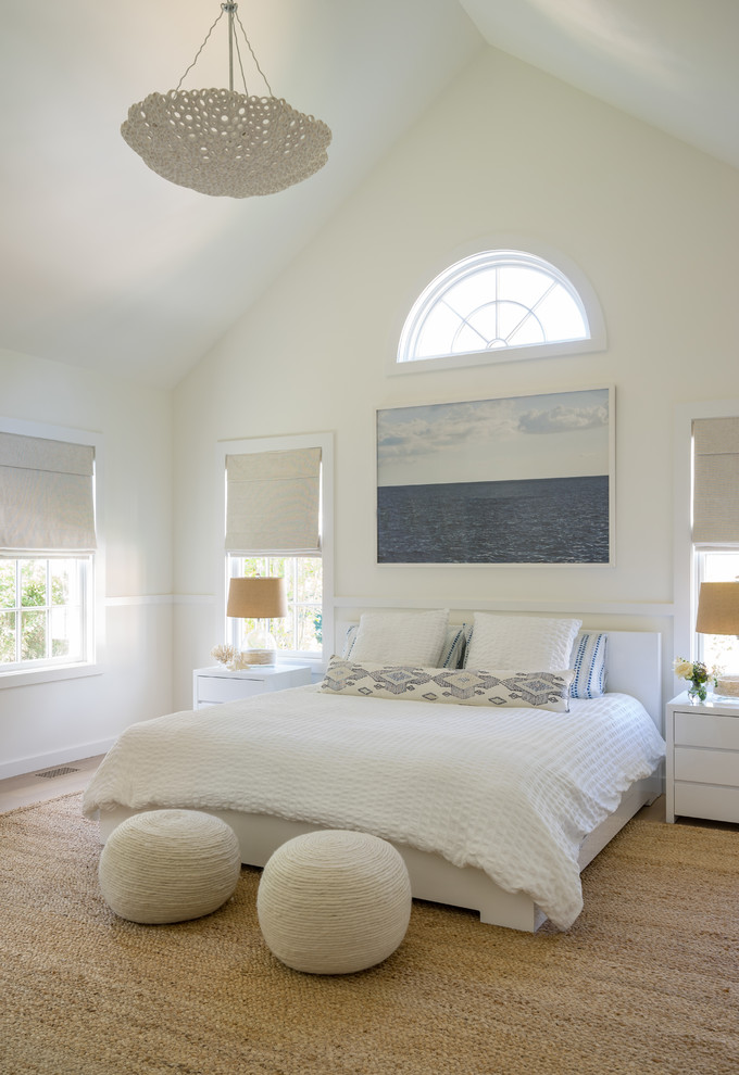 На фото: большая хозяйская спальня в морском стиле с белыми стенами, светлым паркетным полом и бежевым полом без камина с