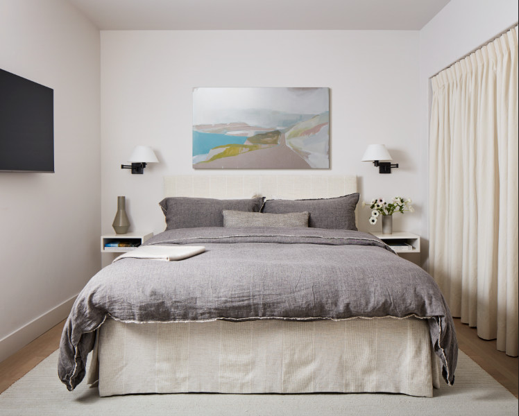 Ispirazione per una camera degli ospiti stile marinaro con pareti bianche e pavimento in legno massello medio