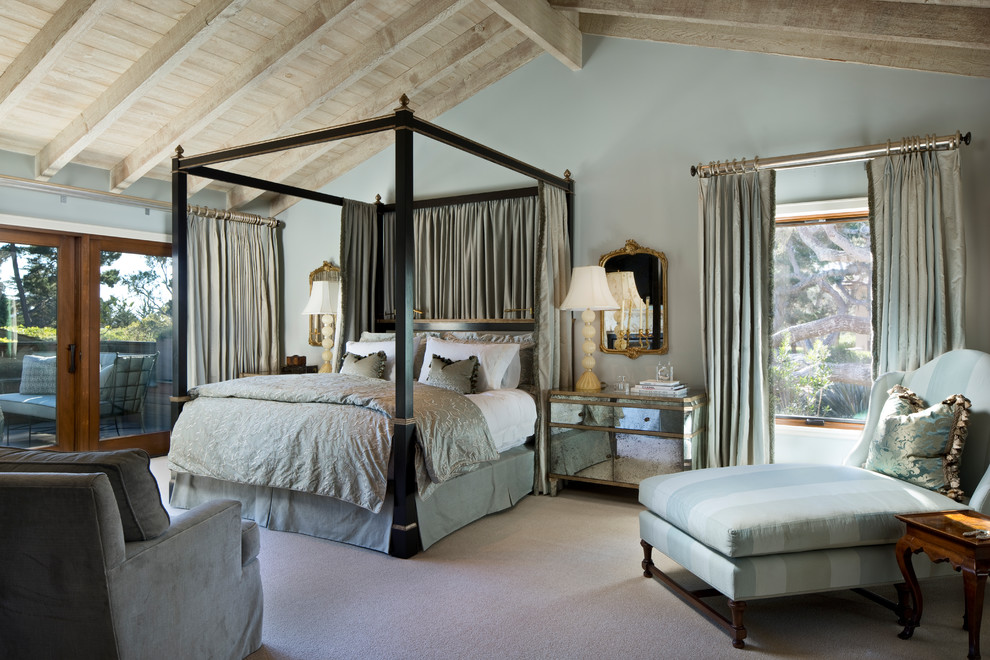 Идея дизайна: хозяйская спальня в классическом стиле с зелеными стенами, ковровым покрытием и бежевым полом