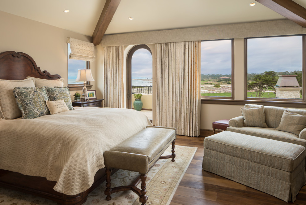 Imagen de habitación de invitados mediterránea de tamaño medio sin chimenea con paredes beige, suelo de madera en tonos medios y suelo marrón