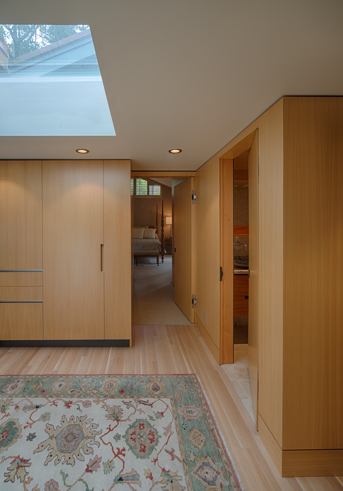 Mittelgroßes Modernes Hauptschlafzimmer mit gelber Wandfarbe, hellem Holzboden und gelbem Boden in San Francisco