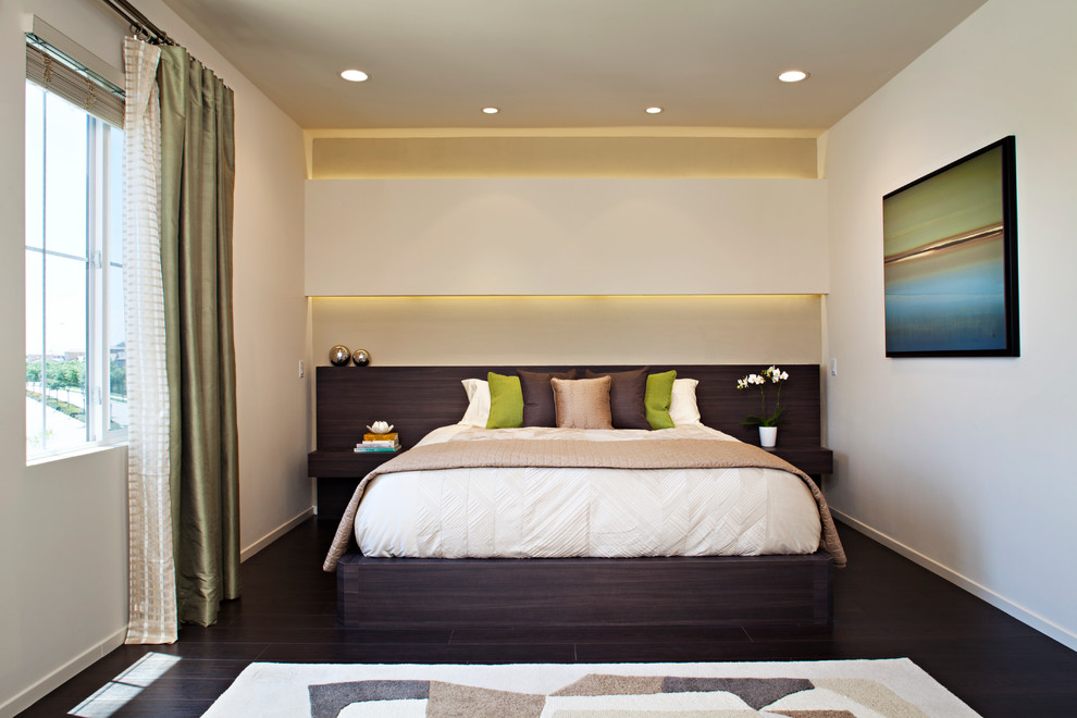 Mittelgroßes Modernes Hauptschlafzimmer mit dunklem Holzboden und weißer Wandfarbe in Atlanta