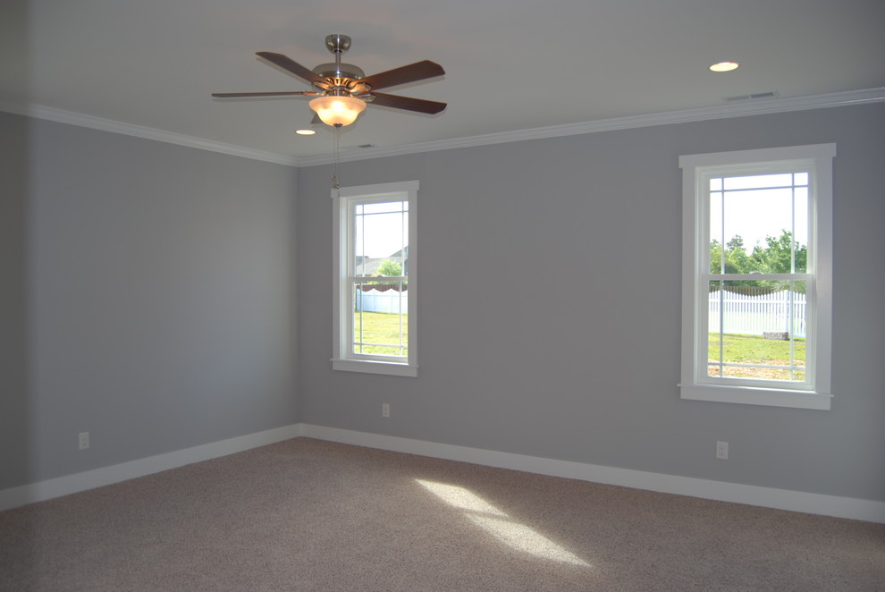 Foto de dormitorio principal costero grande con paredes grises y moqueta