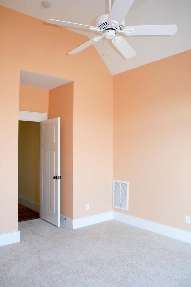 Свежая идея для дизайна: гостевая спальня (комната для гостей) в классическом стиле с розовыми стенами и ковровым покрытием без камина - отличное фото интерьера