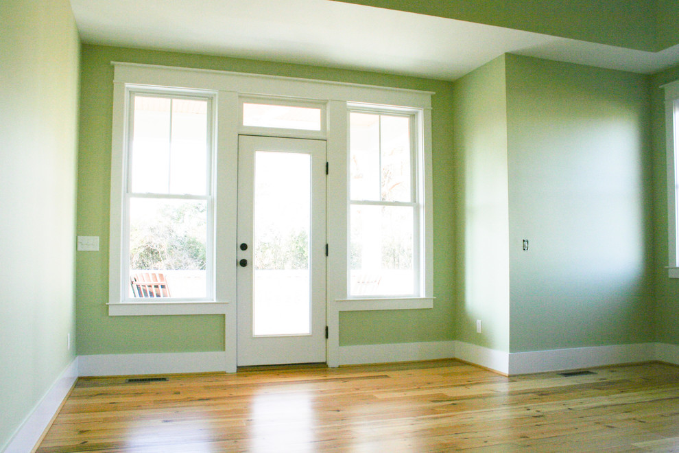 Свежая идея для дизайна: хозяйская спальня в классическом стиле с зелеными стенами и светлым паркетным полом без камина - отличное фото интерьера