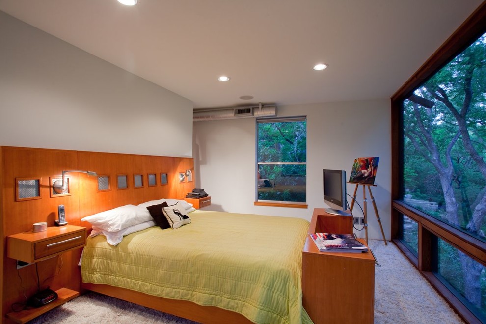 Immagine di una camera da letto contemporanea con pareti bianche e moquette