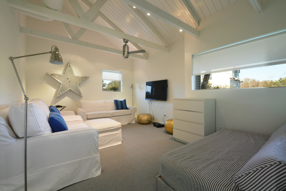 Стильный дизайн: большая спальня в современном стиле с белыми стенами без камина - последний тренд