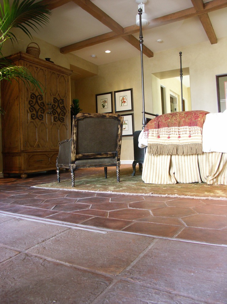 Diseño de dormitorio clásico con suelo de baldosas de terracota
