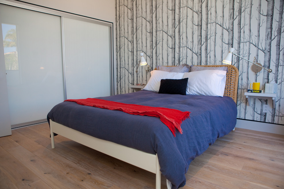 Стильный дизайн: спальня в современном стиле с разноцветными стенами - последний тренд