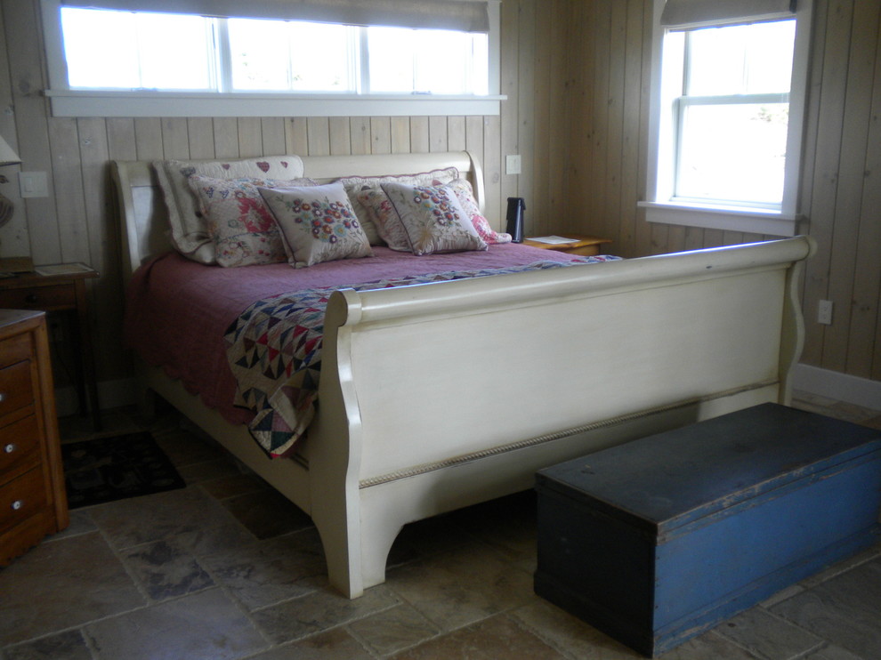 Modelo de habitación de invitados campestre de tamaño medio sin chimenea con paredes beige y suelo de pizarra
