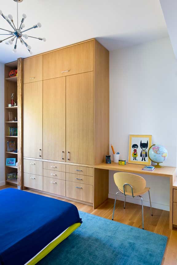 Ejemplo de habitación de invitados minimalista con paredes blancas y suelo de madera en tonos medios