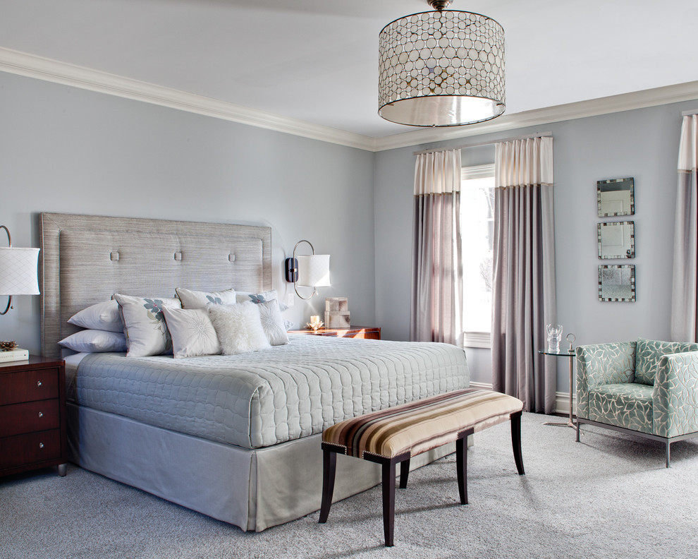 Стильный дизайн: большая хозяйская спальня в современном стиле с серыми стенами, ковровым покрытием и серым полом без камина - последний тренд