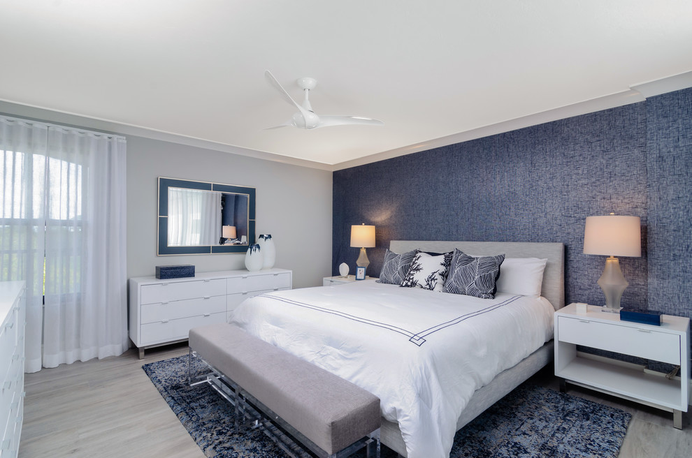 Mittelgroßes Modernes Hauptschlafzimmer mit grauer Wandfarbe, hellem Holzboden und grauem Boden in Miami