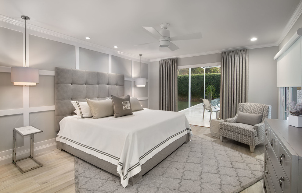 Источник вдохновения для домашнего уюта: большая хозяйская спальня в современном стиле с серыми стенами и светлым паркетным полом без камина