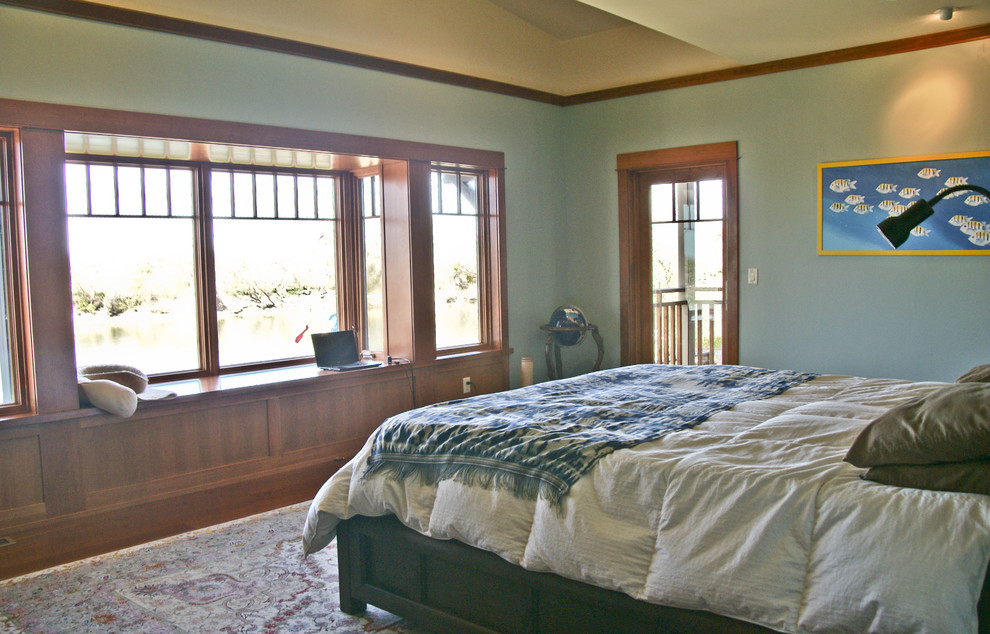 На фото: маленькая хозяйская спальня в стиле кантри с синими стенами и паркетным полом среднего тона без камина для на участке и в саду