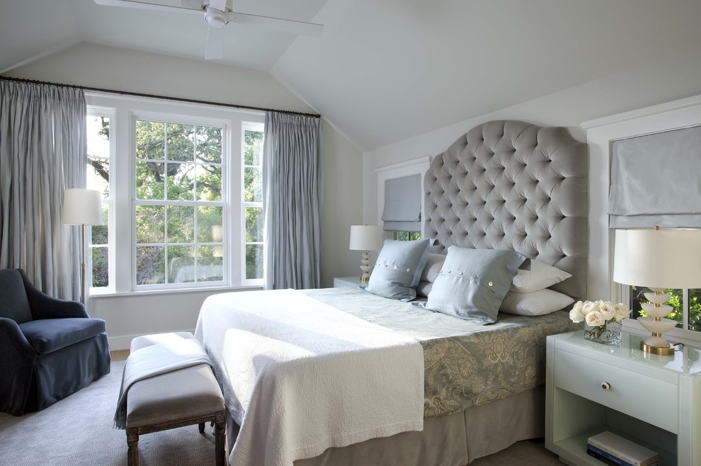 Пример оригинального дизайна: гостевая спальня (комната для гостей): освещение в классическом стиле с серыми стенами без камина