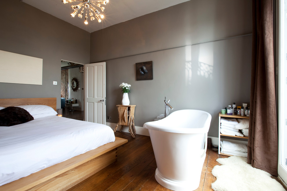 На фото: хозяйская спальня среднего размера в стиле модернизм с серыми стенами и паркетным полом среднего тона без камина с
