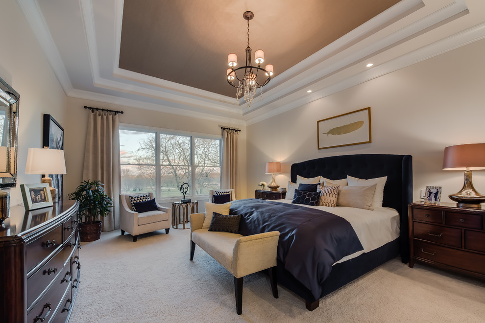 Klassisches Schlafzimmer ohne Kamin mit beiger Wandfarbe und Teppichboden in Cincinnati