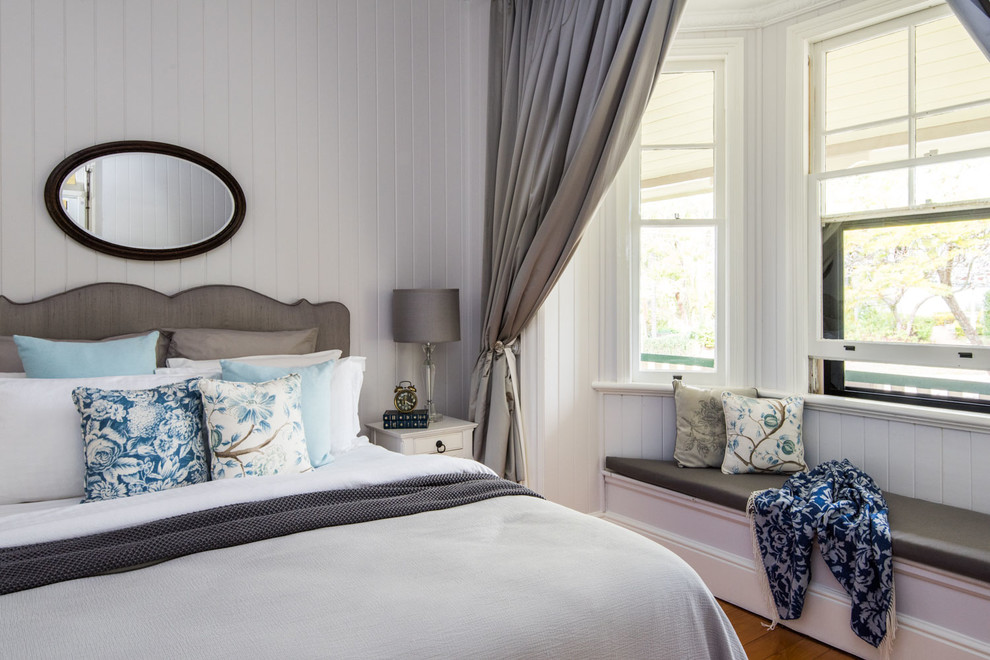 Свежая идея для дизайна: хозяйская спальня в классическом стиле с серыми стенами и светлым паркетным полом - отличное фото интерьера