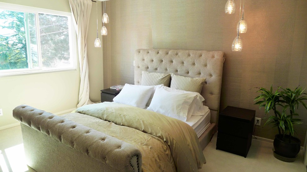 Kleines Modernes Hauptschlafzimmer ohne Kamin mit beiger Wandfarbe und Teppichboden in Los Angeles