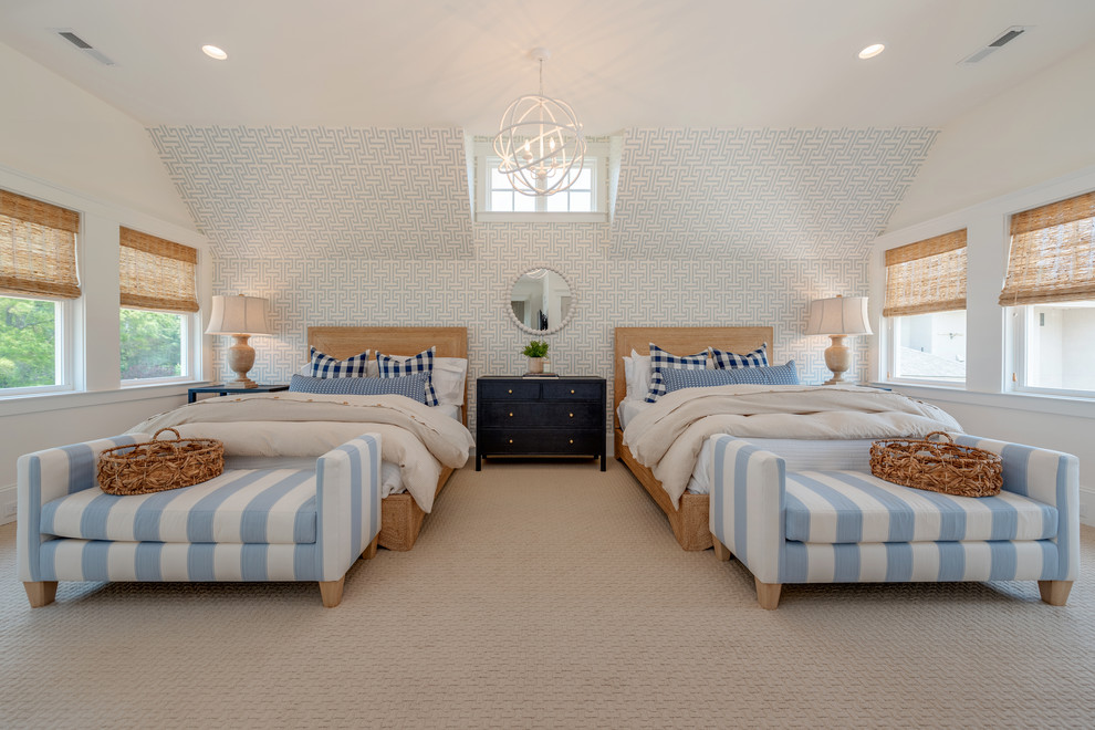 Idee per una camera da letto stile marino con pareti bianche, moquette e pavimento beige
