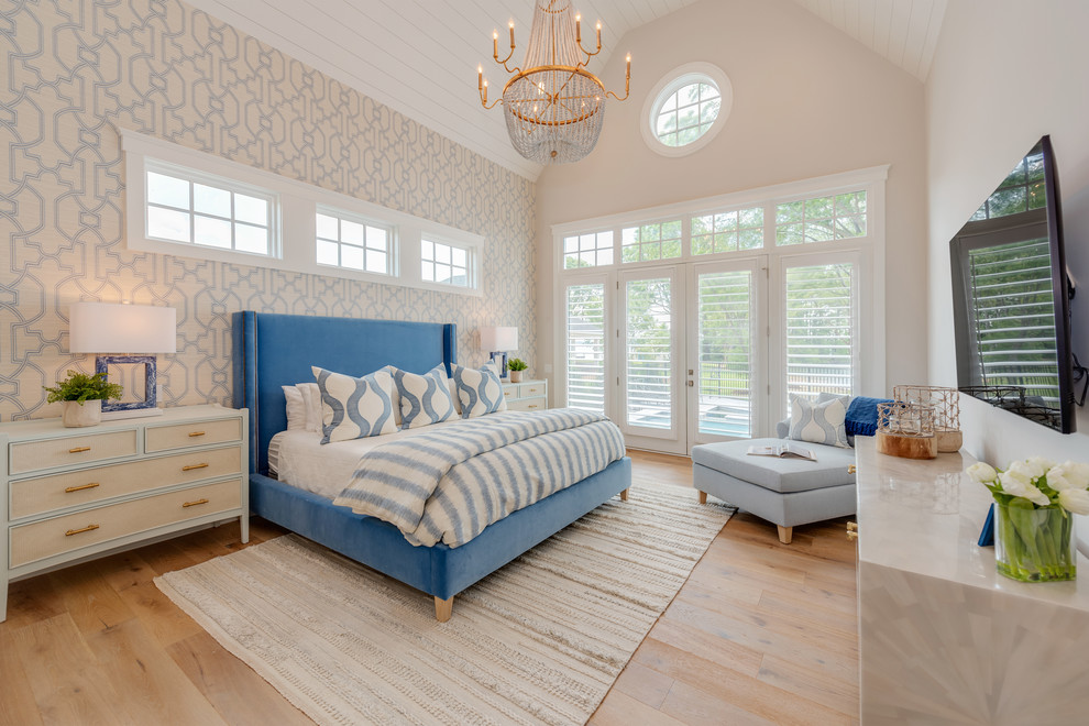 Стильный дизайн: спальня в морском стиле с бежевыми стенами, паркетным полом среднего тона и коричневым полом - последний тренд