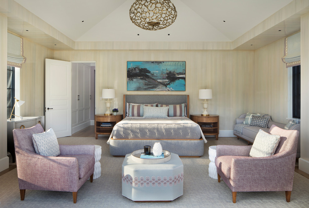 На фото: большая хозяйская спальня в стиле неоклассика (современная классика) с разноцветными стенами, паркетным полом среднего тона и коричневым полом без камина с