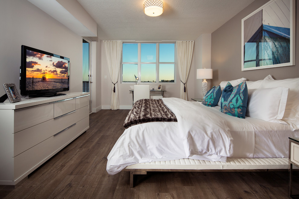 PENINSULA INTRACOASTAL Contemporary Bedroom Miami by Tui