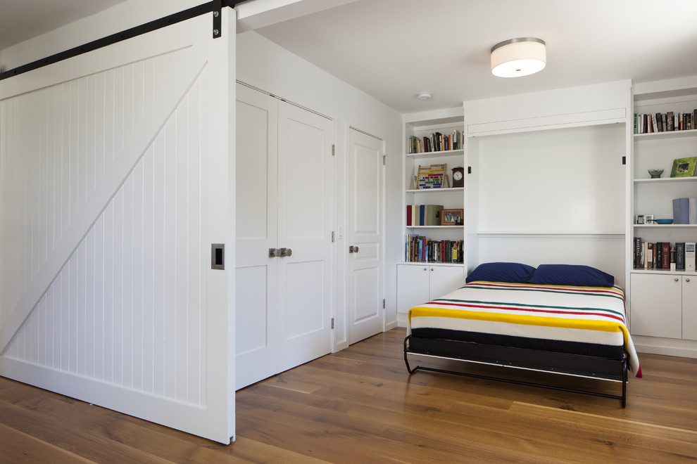 Стильный дизайн: гостевая спальня (комната для гостей) в современном стиле с белыми стенами и паркетным полом среднего тона - последний тренд