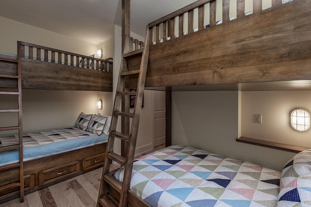 Diseño de habitación de invitados clásica con paredes beige, suelo de madera clara y suelo marrón
