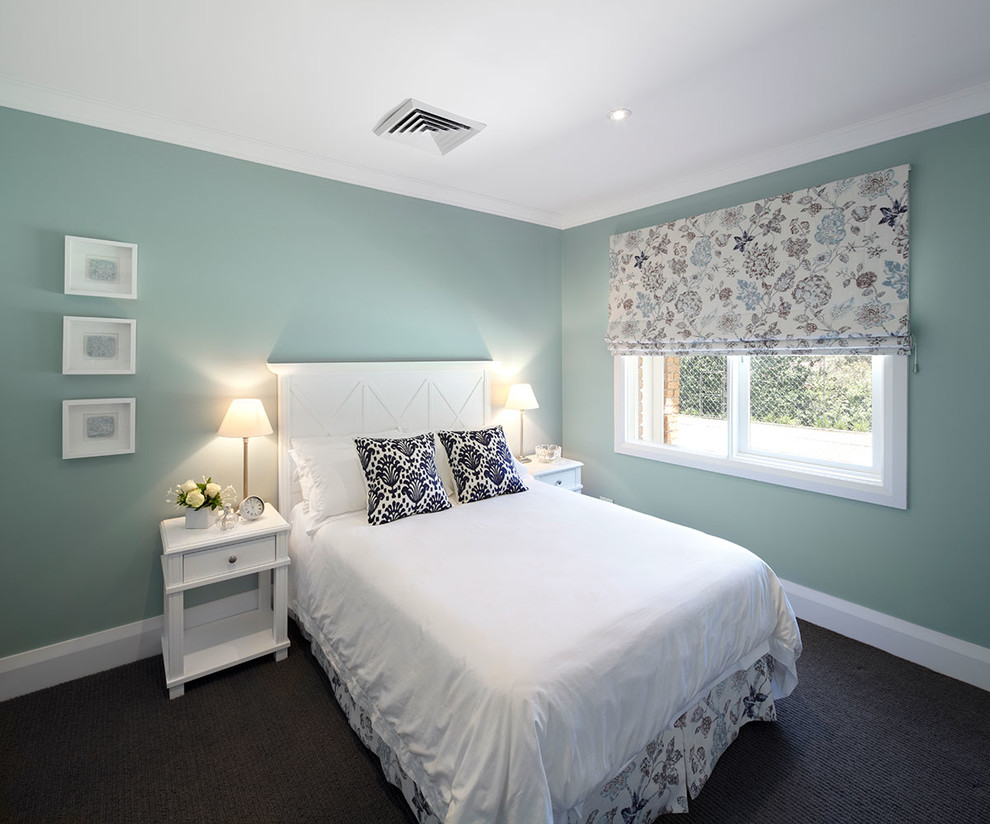 Modelo de habitación de invitados tradicional extra grande con paredes azules, moqueta y suelo marrón